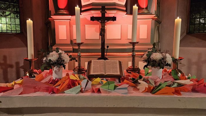 Altar mit Papierfliegern mit guten Wünschen